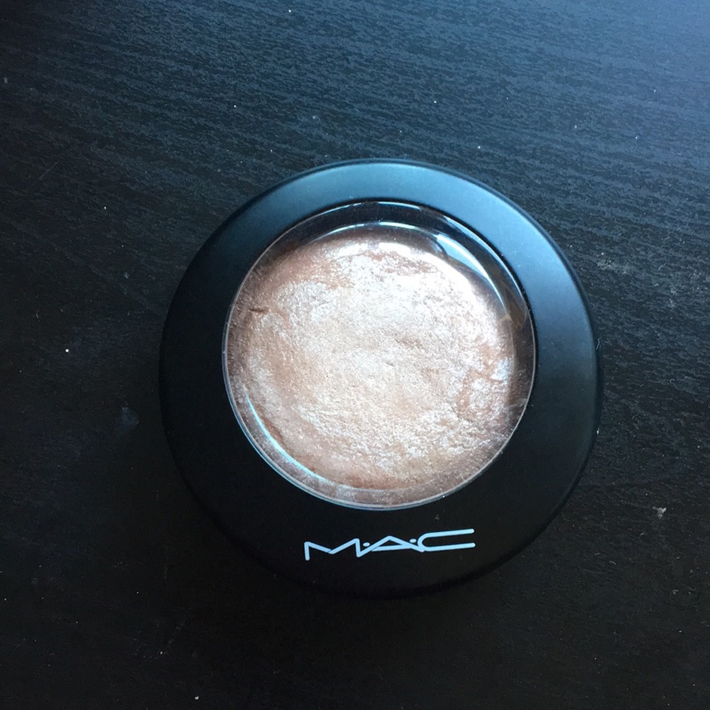 MAC Soft & Gentle Highlighter